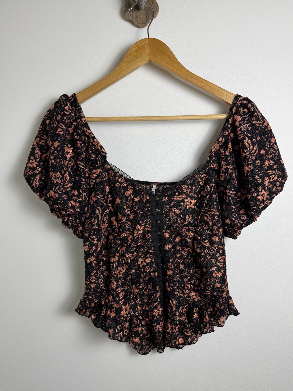 Free People Black & Rose Floral Lace Puff Sleeve Hook Front Top Large